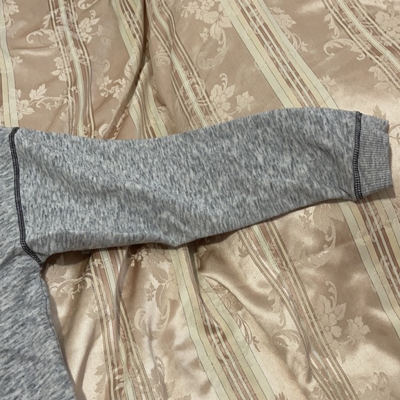 medium women hollister crewneck - Picture 2 of 8